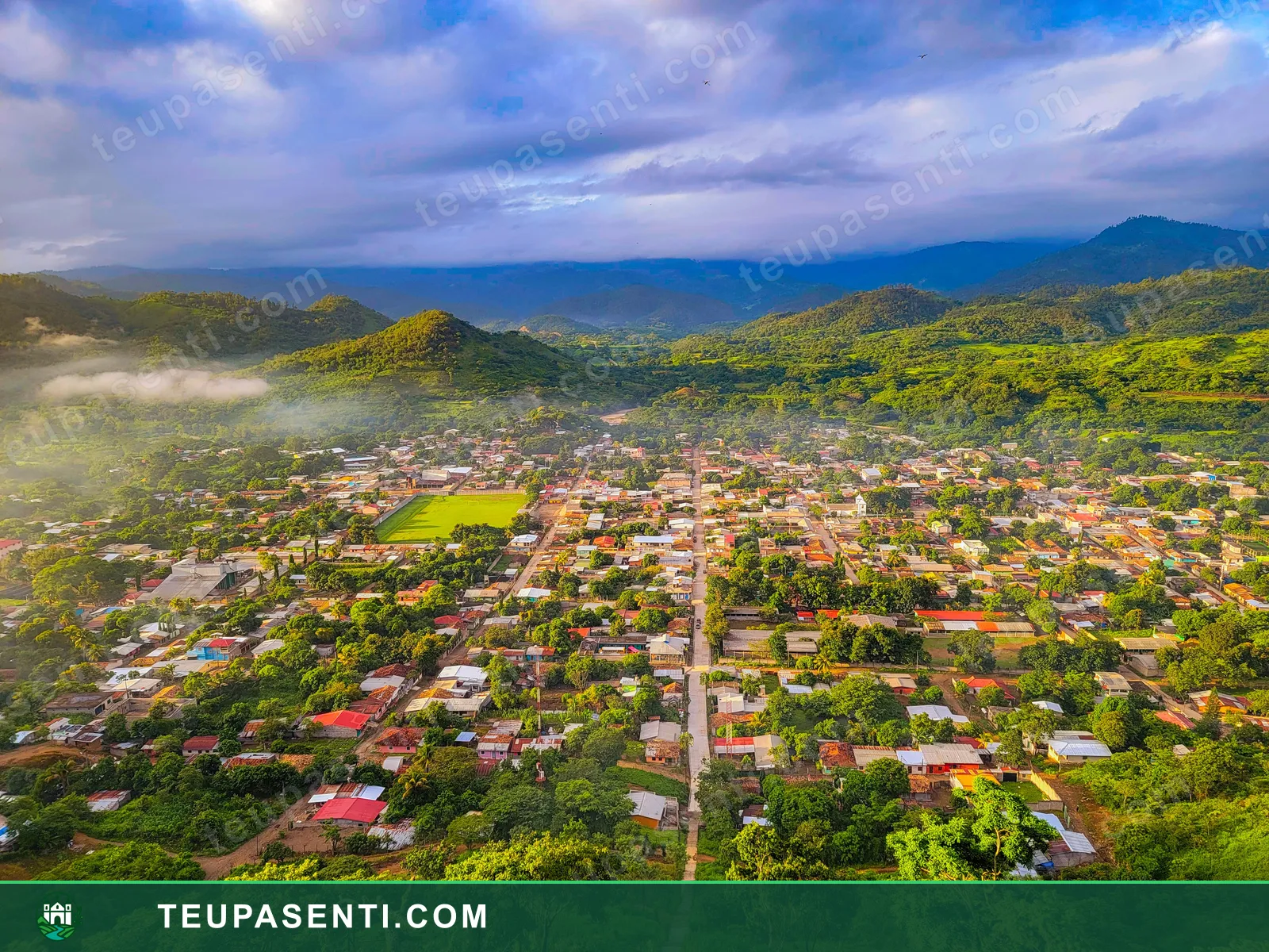 Vista panorámica de Teupasenti entre valles y montañas, al amanecer